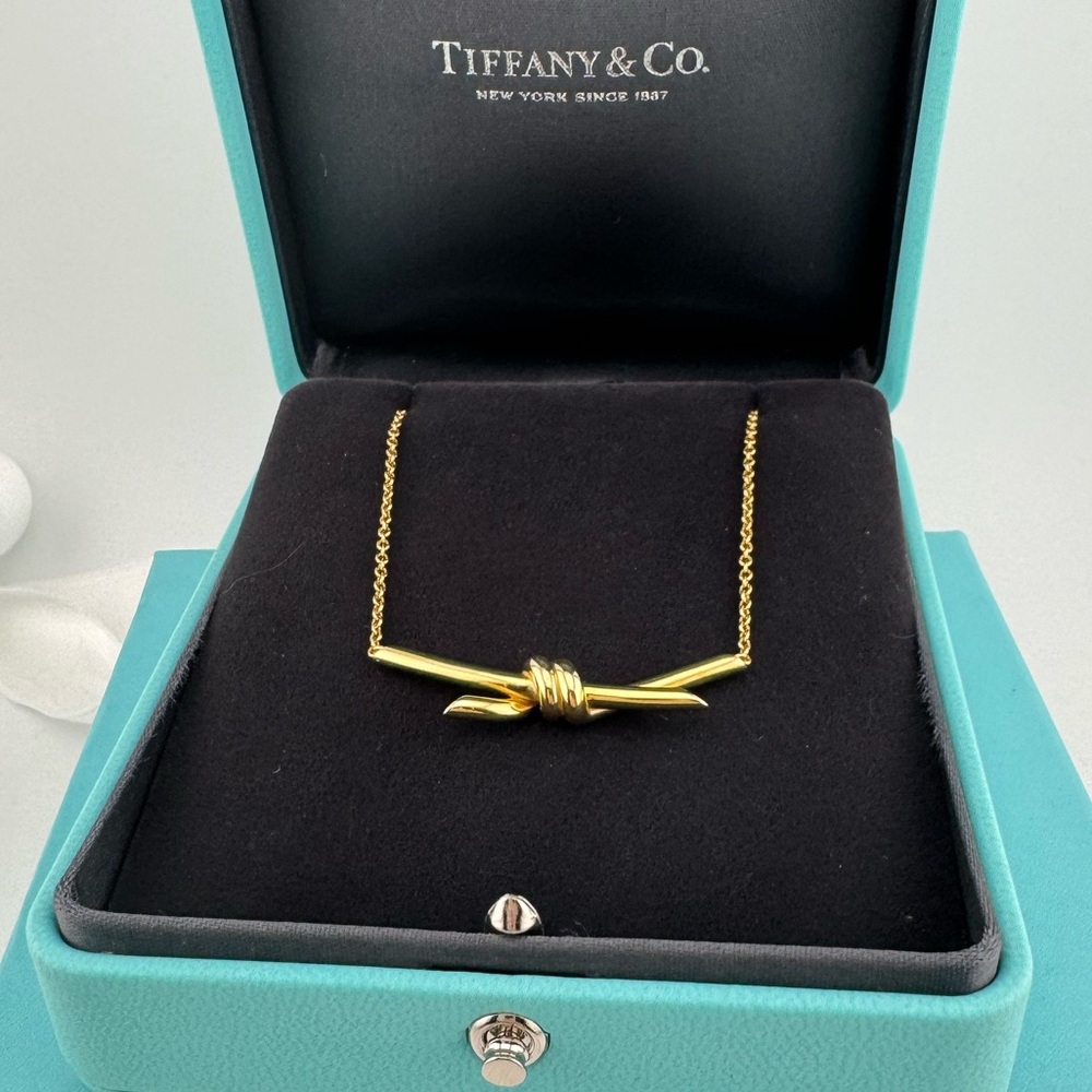 Tiffany & Co. 18k Knot Pendant Necklace in Yellow Gold - Picture 3 of 9